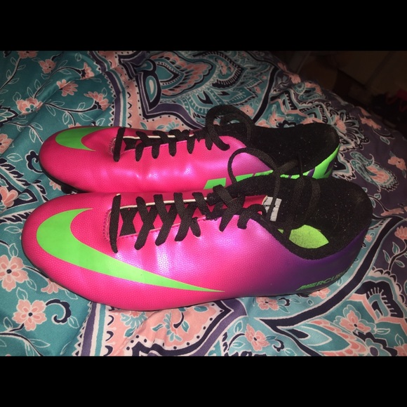 Nike Soccer Cleats - Picture 1 of 2